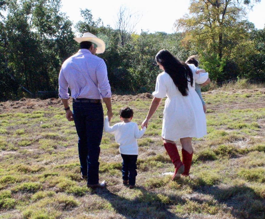 Una familia de Texas caminando junta, que representa a las familias trabajadoras saliendo adelante